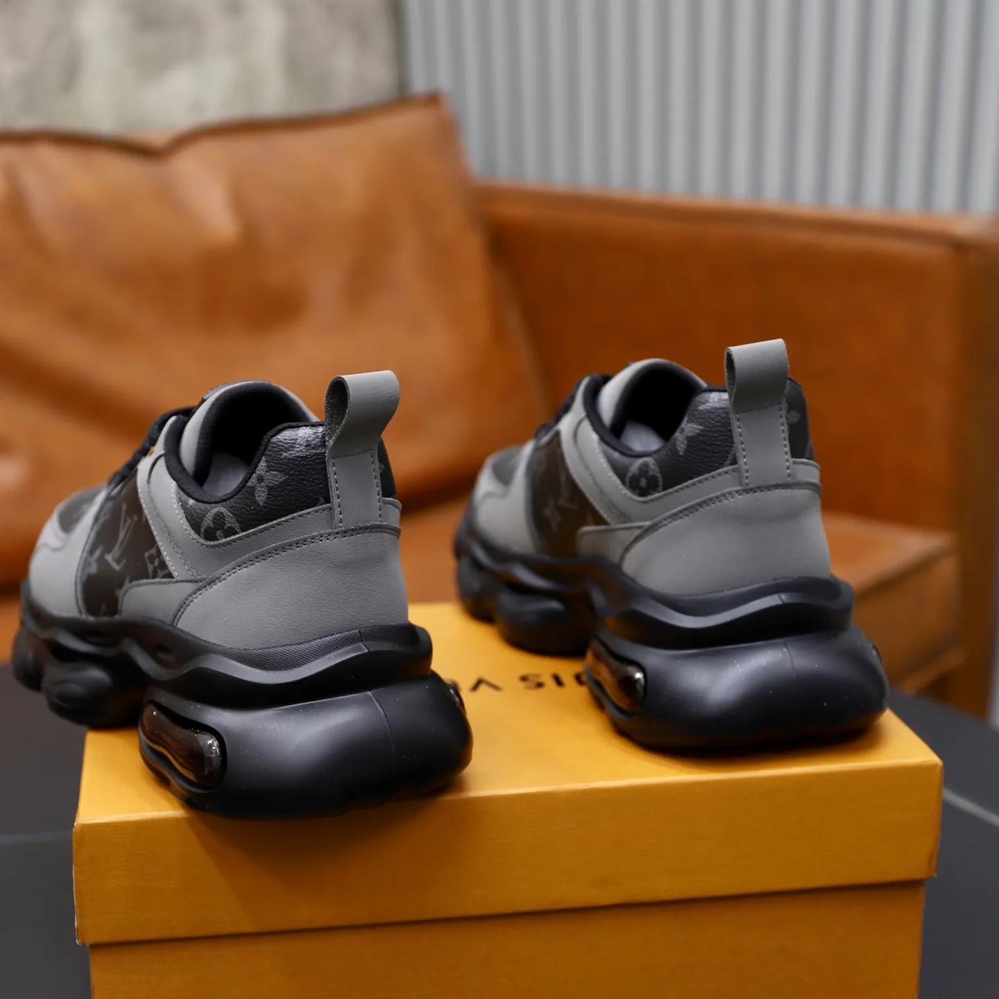 Ex-factory price: 462💰🙅‍♂️🙅‍♂️🙅‍♂️ Brand: Louis Vuitton Standard code: 38-44 (45 customized) Grade: Same as the official website Material: Original cowhide splicing fabric Comfortable and breathable lining Lightweight, soft and wear-resistant outsole Style category: Men's fashionable casual shoes Running sneakers Distinguished luxury brand elements Top luxury Color: actual picture color